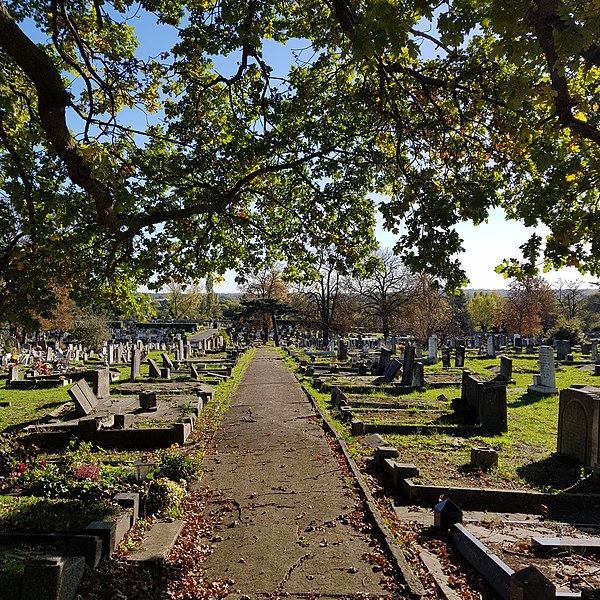 File:Beckenham Cemetery 20181022 131610 (43677734150).jpg