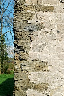 Chaînage d'angle en schiste.