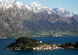 Panoramaudsigt over Comosøen og Bellagio med Grigna bjergene i baggrunden