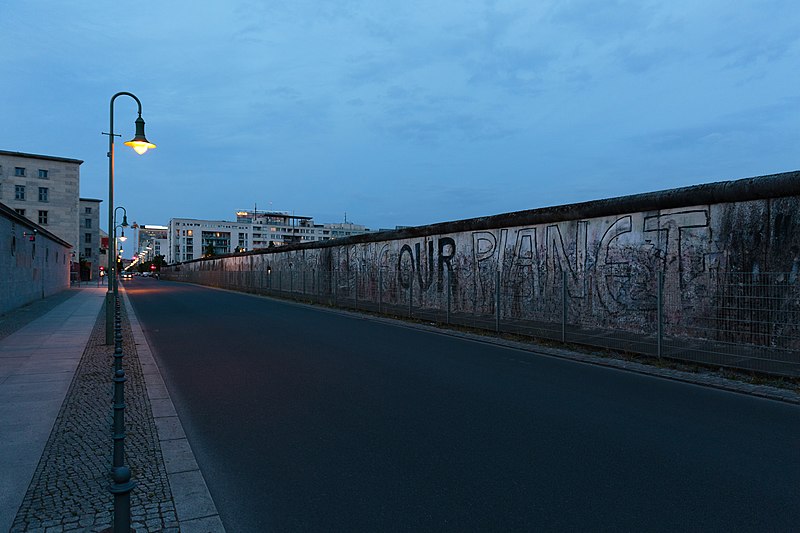 File:Berlin Wall (131401521).jpeg