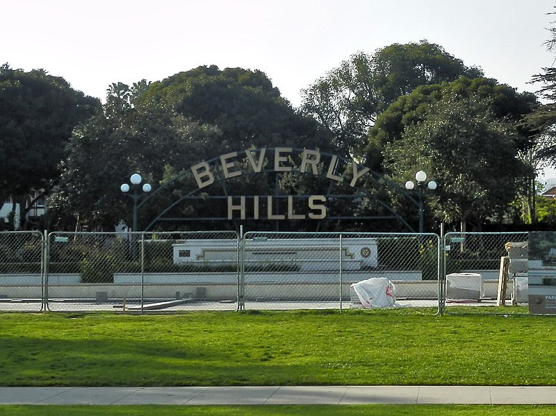 চিত্র:Beverly Hills Sign P4060227.jpg