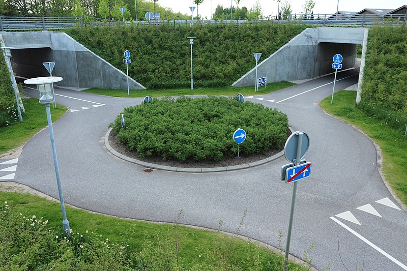 File:Bicycle roundabout Overlund 2012-05-22.jpg