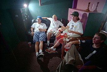 Mark, Thomas Matthew DeLonge, lan Scott Raynor sadurungé manggung ing taun 1995