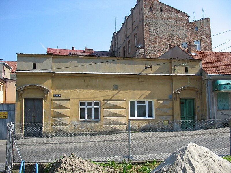 File:Bochnia - synagoga chasydów z Bobowej 01.JPG