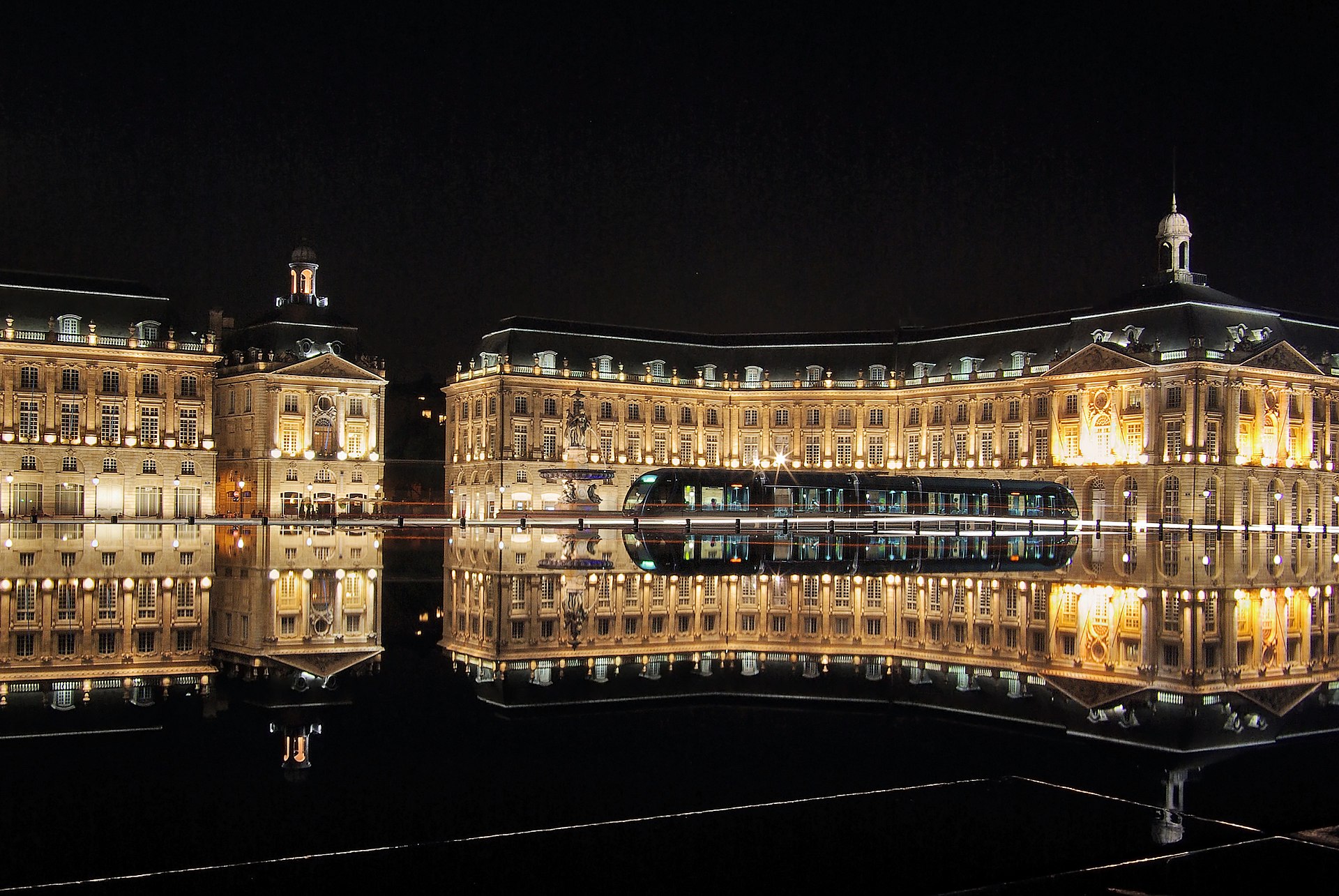 1920px-Bordeaux_place_de_la_bourse_with_tram.JPG