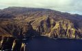 Steilküste im Norden, wie oft mit „Wolkenhut“. Hubschrauberaufnahme (April 1994)