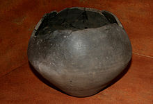 Foto di un'urna con la parte superiore rotta
