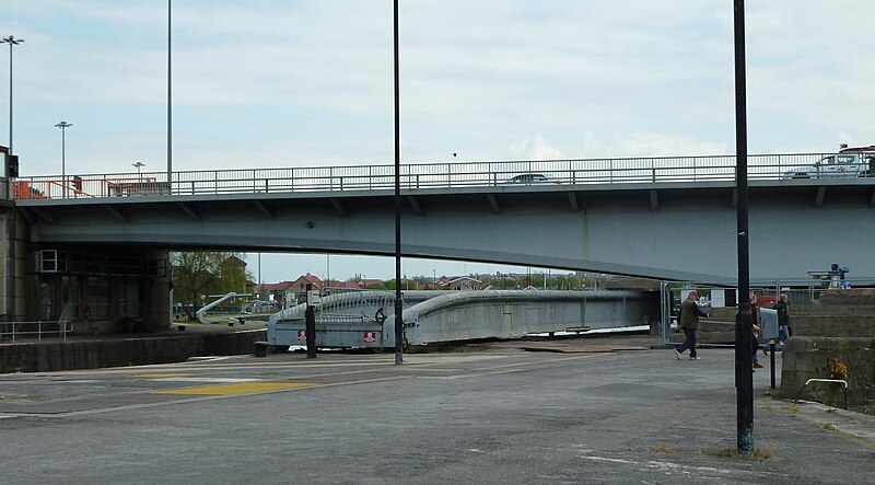 File:Brunel's lock bridge, beneath Plimsoll Bridge.jpg