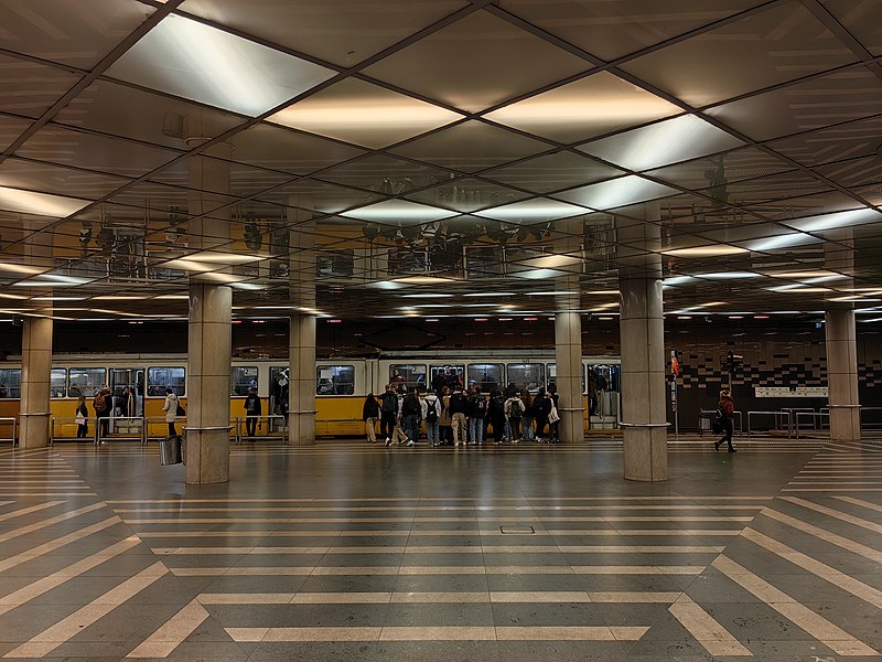 File:Budapest, M4 metró, Fővám tér, aluljáró, 12.jpg