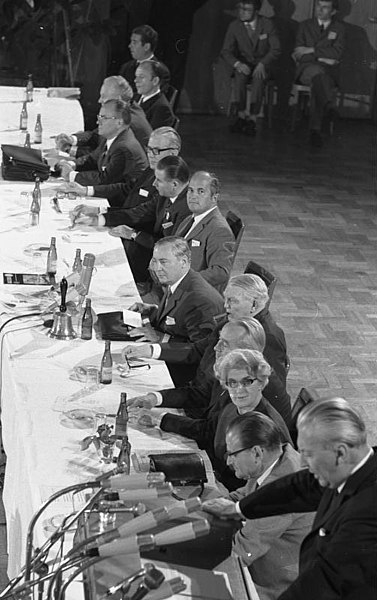 File:Bundesarchiv B 145 Bild-F029560-0015, Essen, CDU-Bundestagswahlkongress.jpg