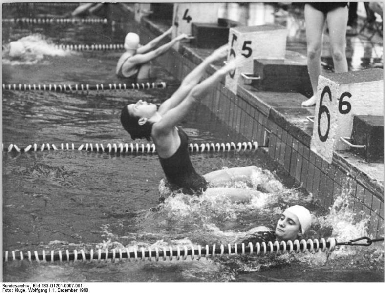 File:Bundesarchiv Bild 183-G1201-0007-001, Barbara Rasch, Angelika Jahnke.jpg