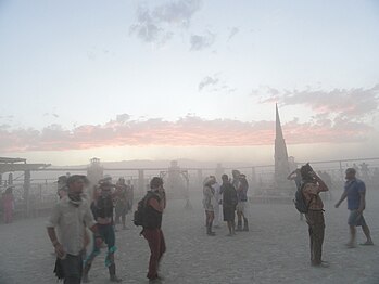 Les tempestes de pols són habituals a Burning Man, de manera que molts vénen preparats amb equipaments adequats, com ara ulleres i màscares per reduir la inhalació de pols (BM 2012)