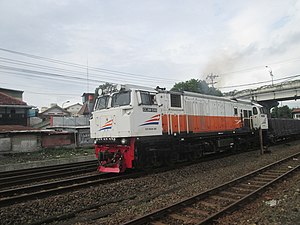 Lokomotif CC206 13 65 saat menarik kereta api semen