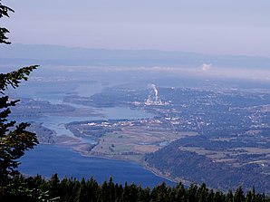 Vista aerea di Camas e del fiume Columbia