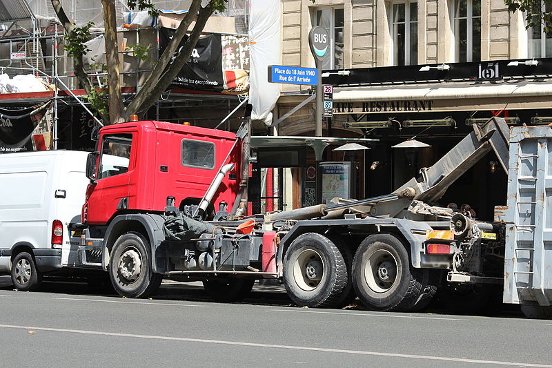 File:Camion Benne sur le boulevard du Montparnasse à Paris le 30 juillet 2015 - 4.jpg