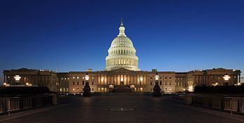 Vista da fachada leste do Capitólio em Washington, D.C., Estados Unidos. O edifício abriga as duas câmaras do Congresso dos Estados Unidos. A ala norte corresponde ao Senado e a ala sul à Câmara dos Representantes. (definição 5 152 × 2 585)