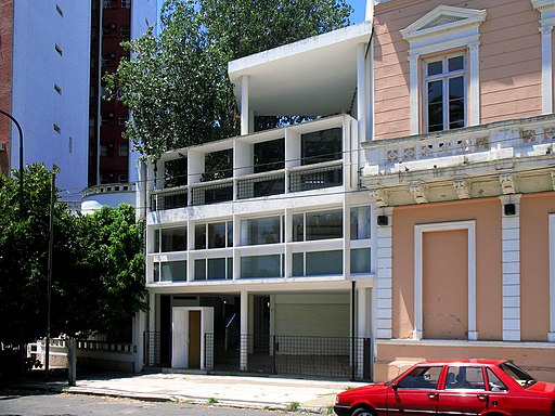 Blick auf die Straßenfront von Le Corbusiers Casa Curutchet y edificio lindero in La Plata (UNESCO-Welterbe in Argentinien)