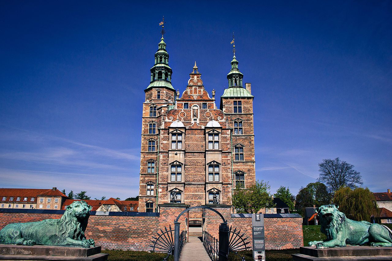 Замок розенборг. Розенборг Копенгаген. Замок Розенборг Копенгаген памятник. Розенборг, памятник Андерсену.