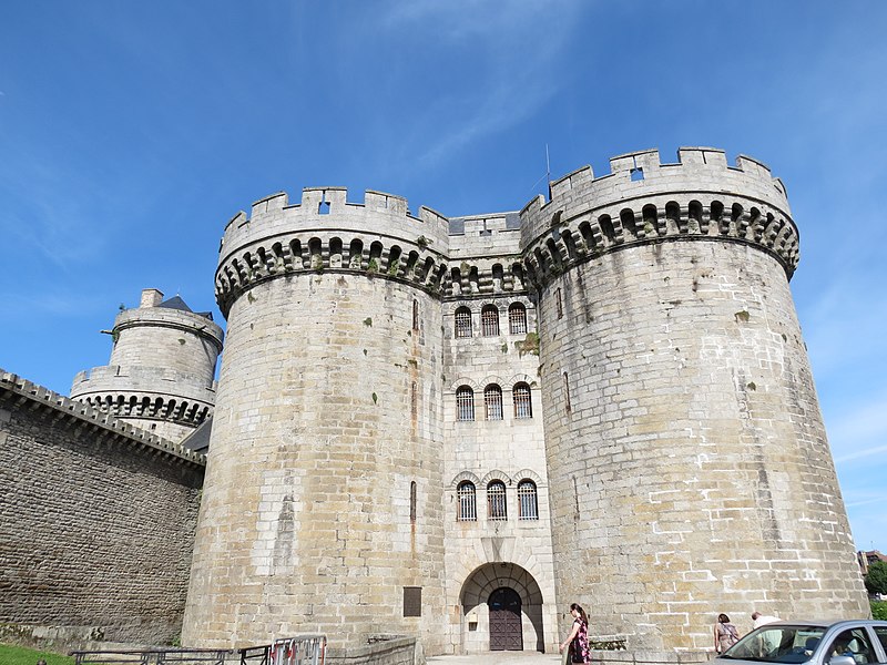 File:Château des ducs - Alençon 1.JPG