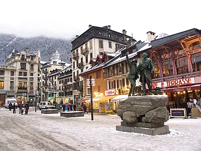 Vue du centre ville de Chamonix en France dans le département de la Haute-Savoie et de la statue d’Horace-Bénédict de Saussure, en compagnie de Jacques Balmat.