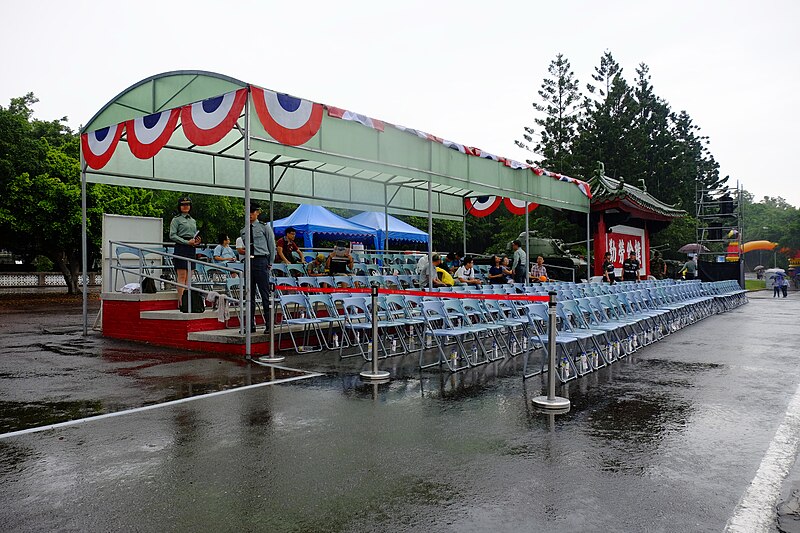 File:Chengkungling Grand Ground Guest Seats in Rainy Day 20150606.jpg