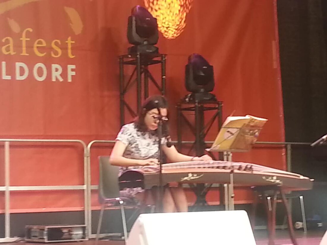 File:Chinafest Düsseldorf 2016 20 Guzhengspielerin.jpg