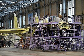 Сборка истребителя-бомбардировщика Су-34 на заводе.