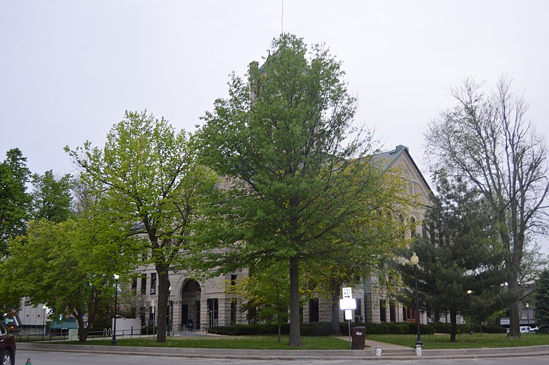 File:Christian County Courthouse, Taylorville.jpg