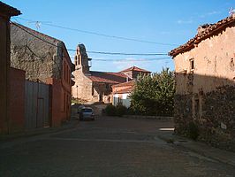 Vistas de Coomonte y de su iglesia de San Juan Bautista.