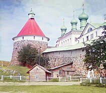 Corner tower of the Trinity Cathedral in en-Solovetsky Monastery (Prokudin-Gorsky 20348).jpg