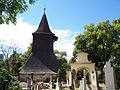 Románský kostel sv. Štěpána ze 12. století s dřevěnou zvonicí a kostnicí