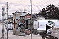 津波により冠水した車両と家屋（赤井地区） 2011年3月13日撮影