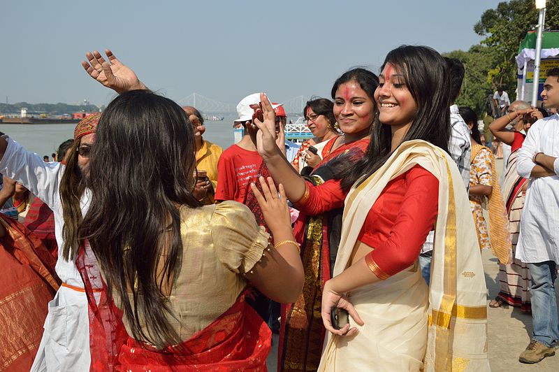 File:Dancing Devotees - Durga Idol Immersion Ceremony - Baja Kadamtala Ghat - Kolkata 2012-10-24 1325.JPG