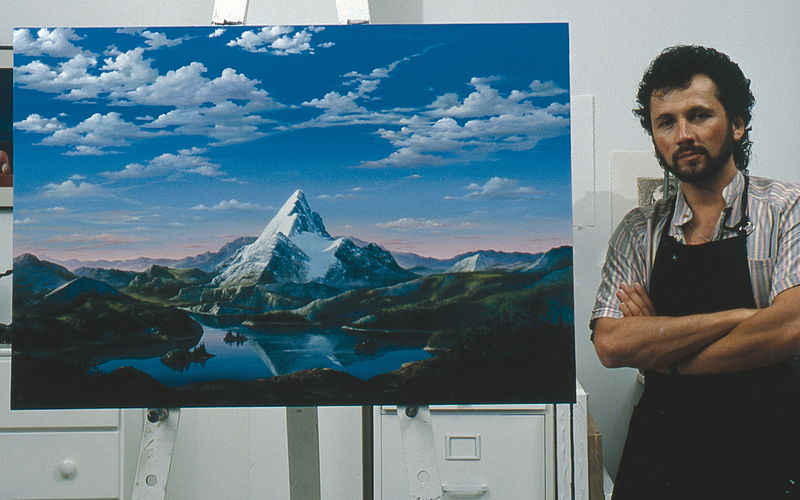 داریو کامپانیل در کنار اثر هنری خود برای استودیو پارامونت