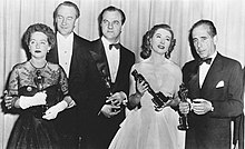 Davis, Sanders, Malden, Garson, Bogart Academy Awards 1952.jpg