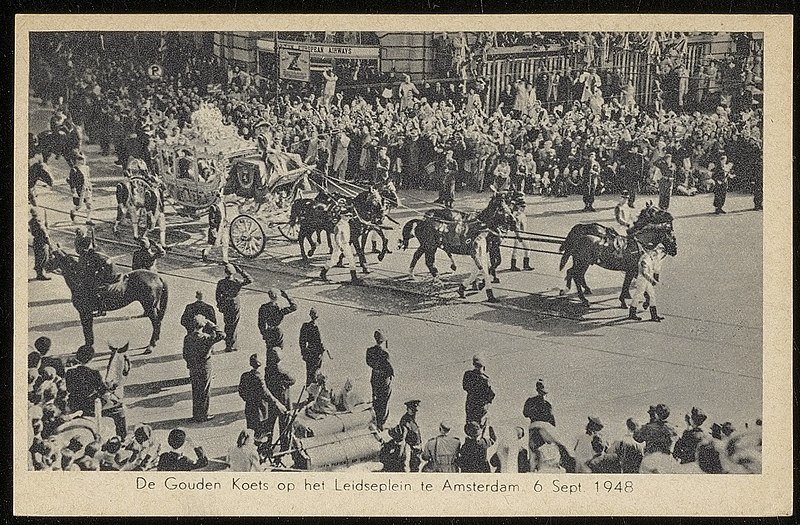 File:De gouden koets op het Leidseplein. Uitgave Nuss, Laren, Afb ANWU01712000016.jpg