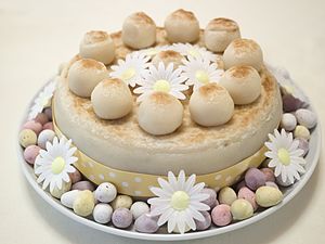 Dihiasi Simnel cake (14173161143).jpg