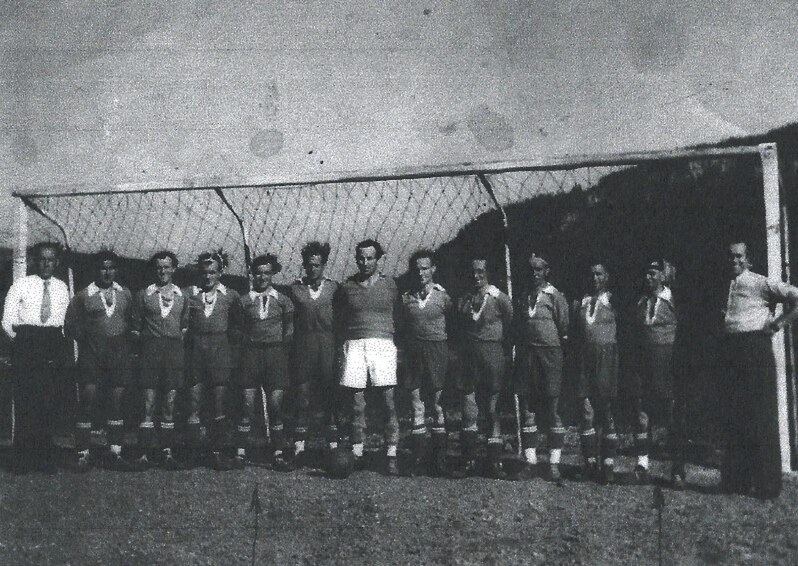 File:Die allererste Fußballmannschaft des SV Tawern.jpg