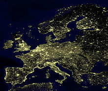 Fotografie satelit a Europei noaptea pe care putem vedea luminozitatea de origine umană.