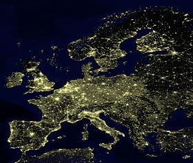 L'Europe vue de nuit.La densité de population dans l'Union européenne est de 114 habitants par km2.