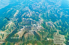 El Cáucaso Oriental desde un avión que volaba en la región del Monte Kazbek.  La foto fue digitalizada en 2018 con la adición de inscripciones explicativas.