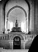 Le chœur et l'entrée de la crypte en 1890.
