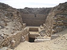 Un passage descendant au milieu des murs en ruine