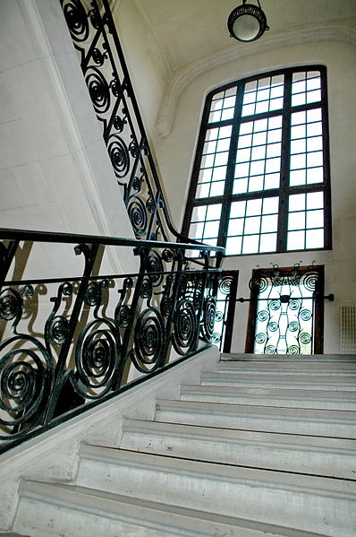 File:Escalier principal de l'Institut.JPG