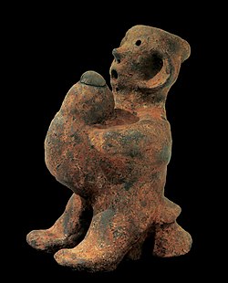 Anthropomorphic figurine; 19th century-20th century; terracotta; from Tanzania; Museo de Arte Africano Arellano Alonso (Valladolid, Spain) Escultura antropomorfa de terracota y tejido. Cultura Pare. Tanzania. Siglo XIX - siglo XX.jpg