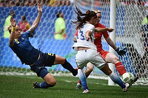 Morgan playing against Sweden at the 2016 Rio Olympics Estados Unidos x Suecia - Futebol feminino - Olimpiada Rio 2016 (28861417721).jpg