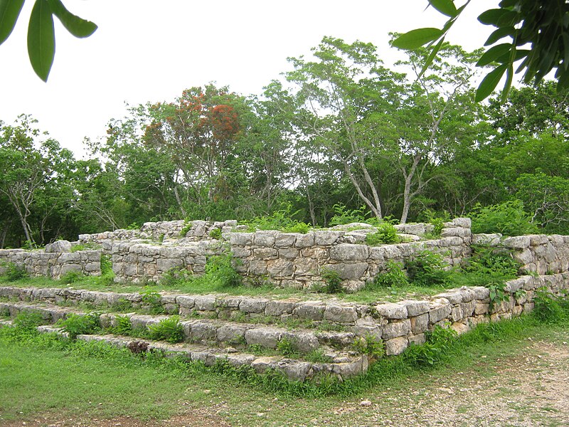 File:Estructuras adyacentes al Templo de las Siete Muñecas - Dzibilchaltún, Yucatán.jpg