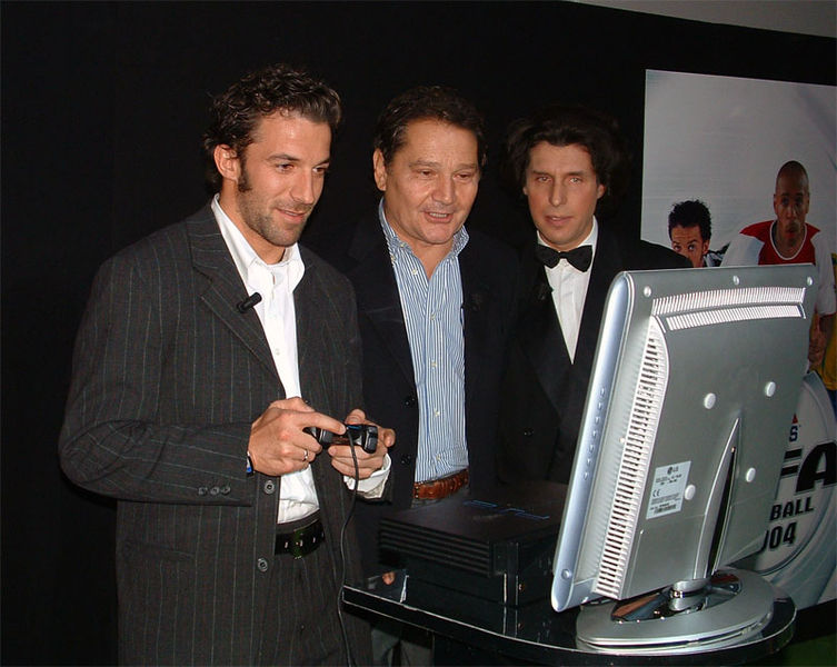 File:Evento presentazione FIFA 2004.jpg