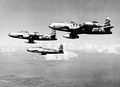 ‏שלישיית מטוסי F-80 בדרכם לתקיפה, ניתן לראות את פצצות ה-227 קילוגרם שלהם, המטוס המצלם הוא ככל הנראה המוביל, אוגוסט 1952.