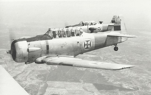 Training of pilots of the Portuguese Armed Forces in the early 1960s, in T-6 aircraft